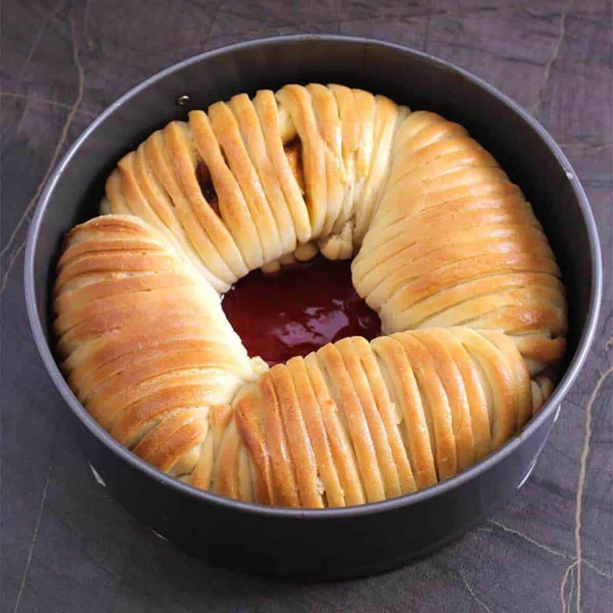 Easy and delicious filled wool roll bread in a round baking pan.