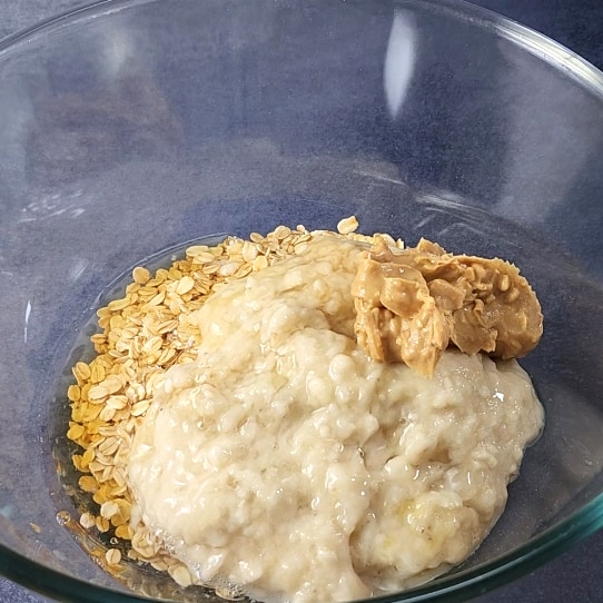 Add all the ingredients to make oatmeal breakfast bars in bowl. 