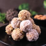 Coconut date balls - No Bake Christmas treats. Energy balls decorated with almonds and coconut.