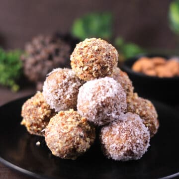 Coconut date balls - No Bake Christmas treats. Energy balls decorated with almonds and coconut.