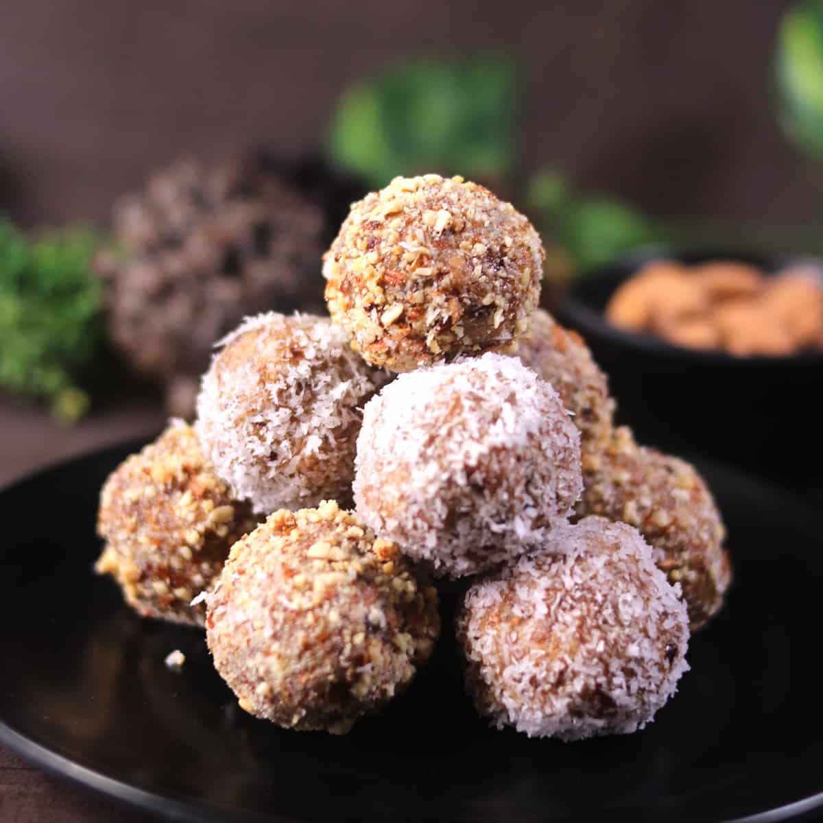 Coconut date balls - No Bake Christmas treats. Energy balls decorated with almonds and coconut. 