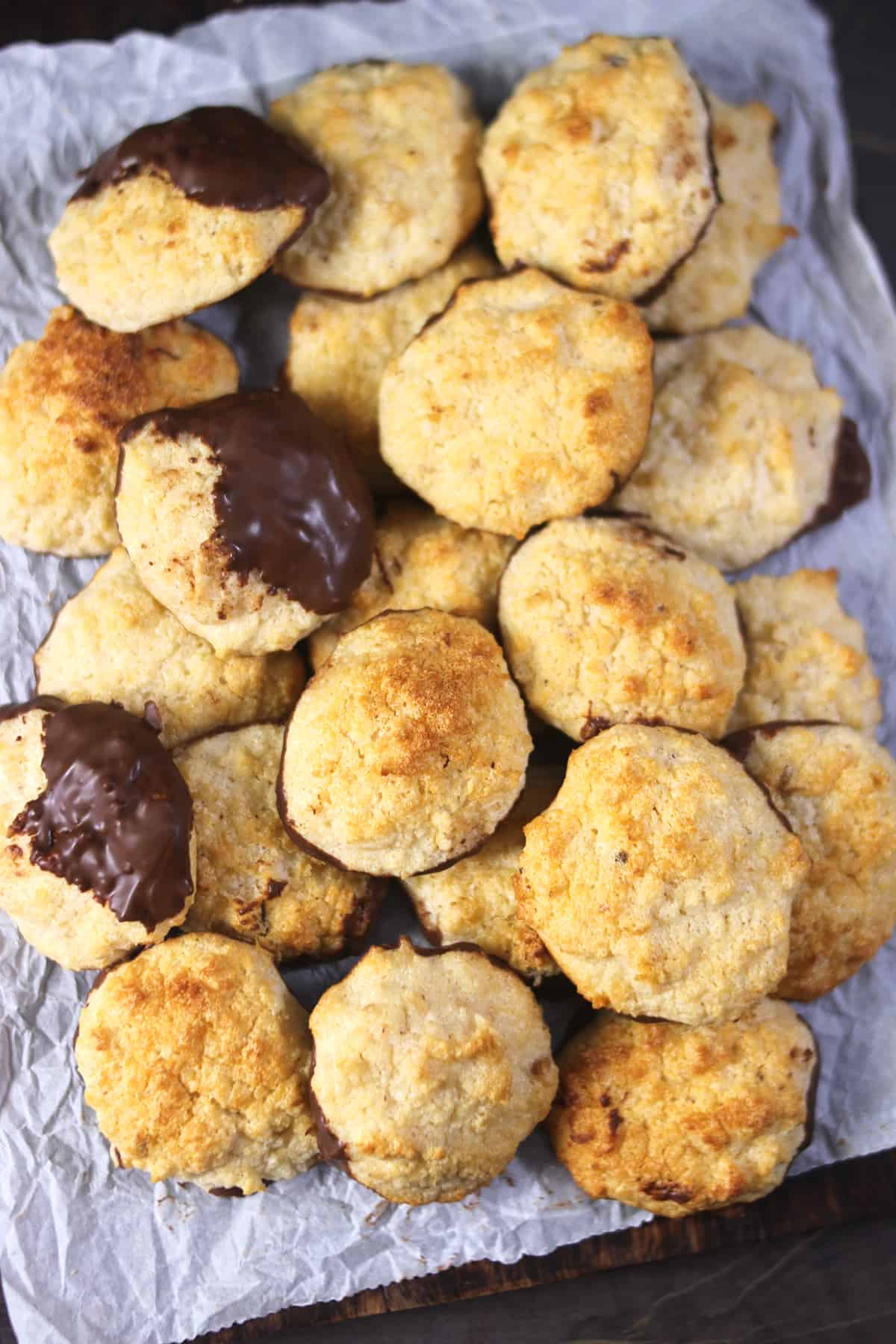 Easy Coconut Macaroons Recipe - Gluten-free dessert with coconut, condensed milk and egg. 