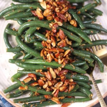 Best Green beans almondine recipe - easy and quick side dish for weeknight or holiday dinner.