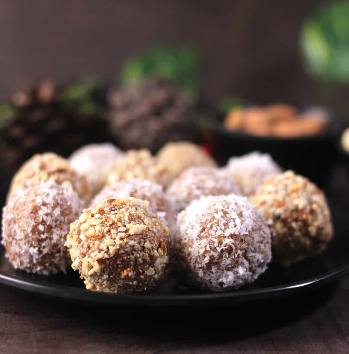 Best no-bake desserts for holidays. Christmas energy balls, holiday bliss balls with date, coconut. 