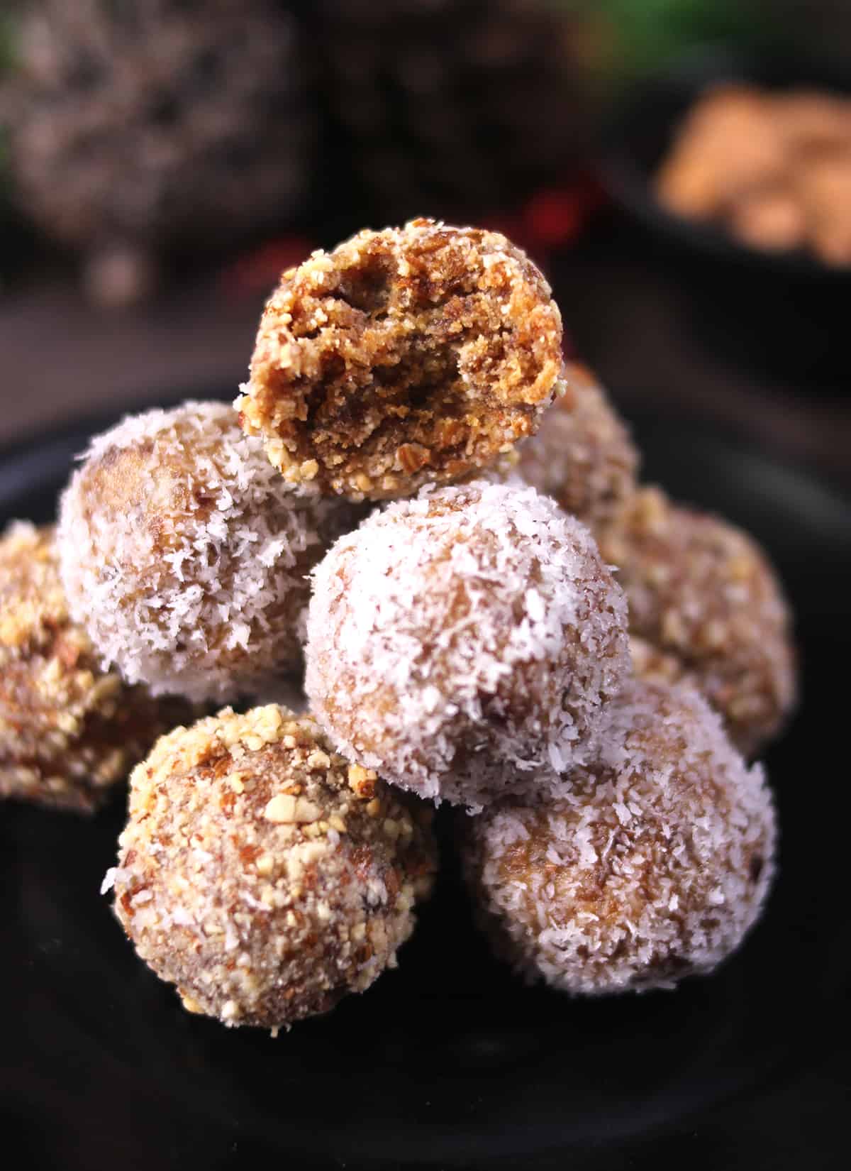 Coconut date balls - No Bake Christmas treats. Date energy balls coated with almonds and coconut. 