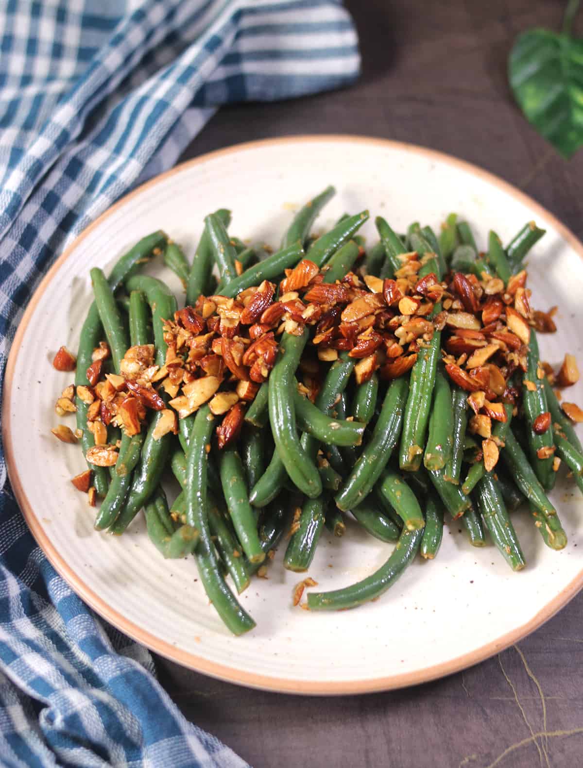 Best ad easy vegetable side dish in less than 15 minutes - green bean almondine recipe. 