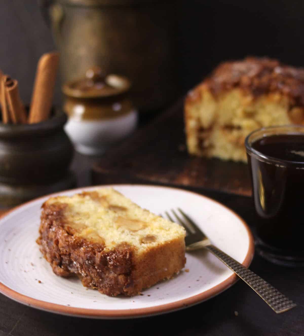 Apple coffee cake bread with crisp crumb topping. Cinnamon apple bread loaf with fresh apples.