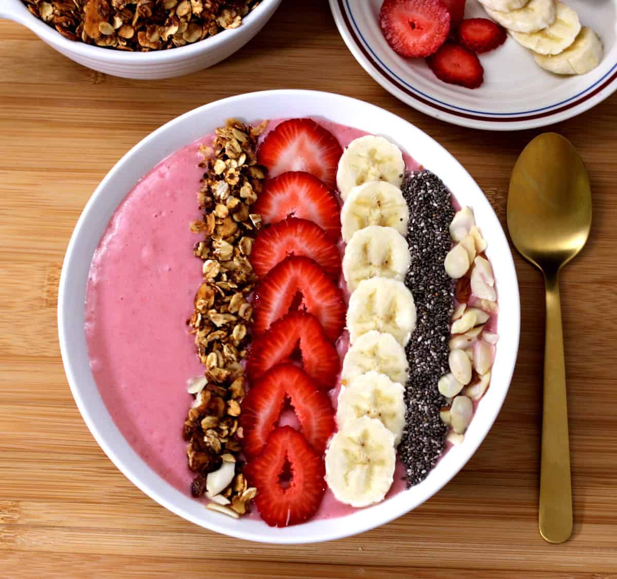 Best Strawberry Banana Smoothie Bowl | 5-Minute Breakfast Smoothie Bowl and Post workout snack.
