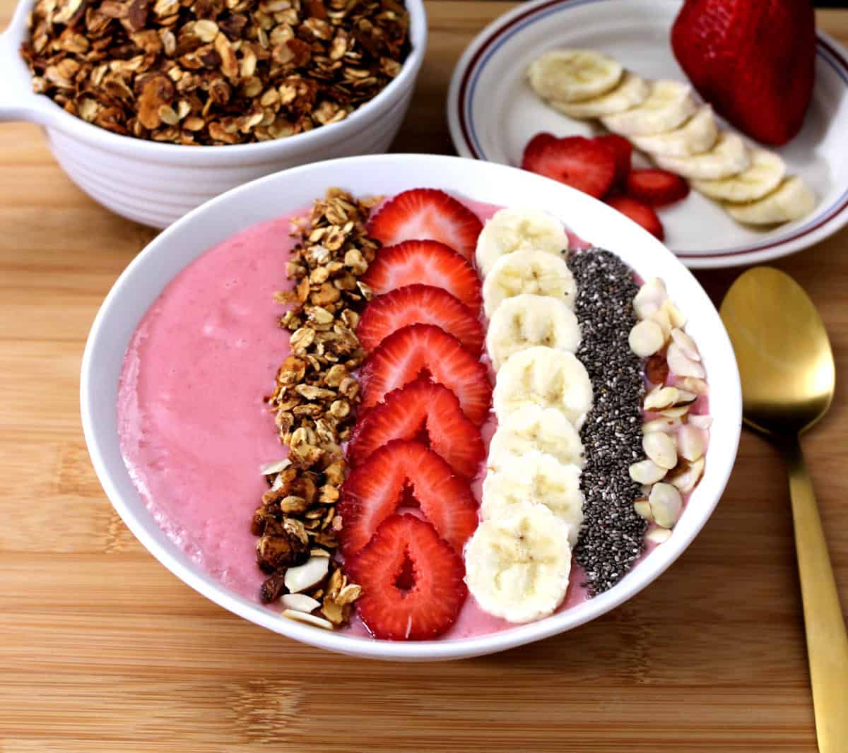 Go to smoothie bowl | Quick and easy 3-ingredient smoothie bowl and topping ideas.